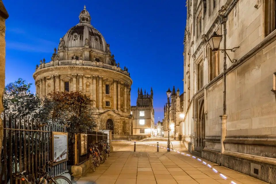 Tur Hantu Resmi Oxford 2026