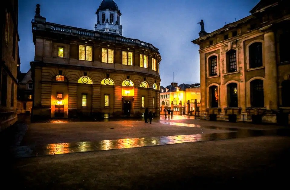 Tur Hantu Resmi Oxford 2026
