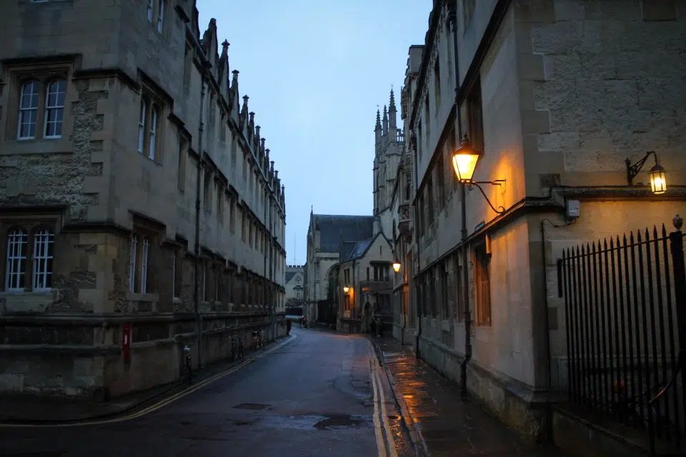 Tur Hantu Resmi Oxford 2026